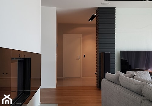 Spokój minimalizmu - Duży biały czarny salon, styl minimalistyczny - zdjęcie od ALMINAS WNĘTRZA