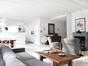 Dom w stylu skandynawskim - Duży biały szary salon z kuchnią z jadalnią, styl skandynawski - zdjęcie od ALMINAS WNĘTRZA