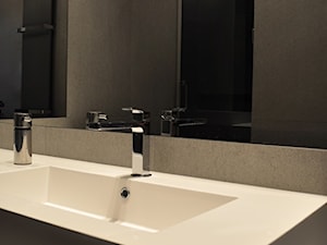 Spokój minimalizmu - Bez okna z lustrem z punktowym oświetleniem łazienka, styl minimalistyczny - zdjęcie od ALMINAS WNĘTRZA
