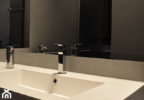 Spokój minimalizmu - Bez okna z lustrem z punktowym oświetleniem łazienka, styl minimalistyczny - zdjęcie od ALMINAS WNĘTRZA