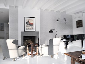 Dom w stylu skandynawskim - Średni biały szary salon z jadalnią, styl skandynawski - zdjęcie od ALMINAS WNĘTRZA
