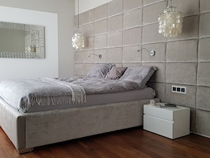 Spokój minimalizmu - Średnia biała szara sypialnia, styl minimalistyczny - zdjęcie od ALMINAS WNĘTRZA
