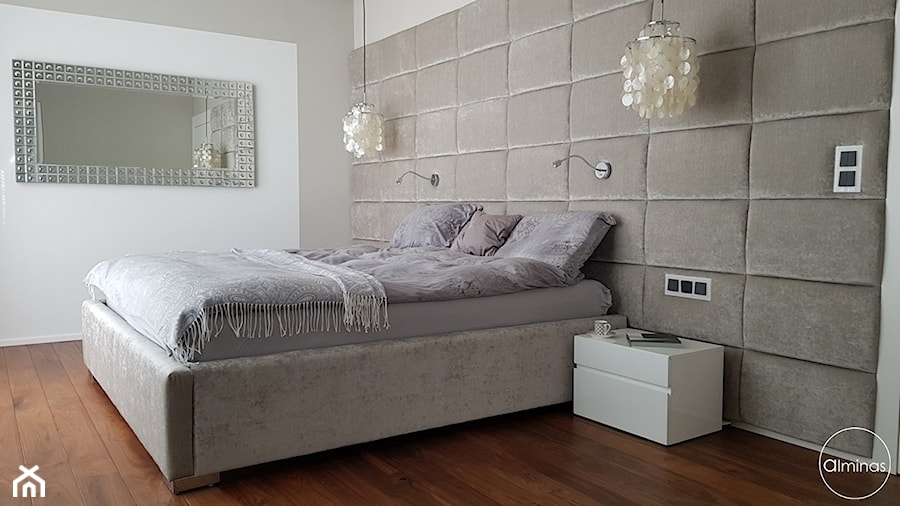 Spokój minimalizmu - Średnia biała szara sypialnia, styl minimalistyczny - zdjęcie od ALMINAS WNĘTRZA
