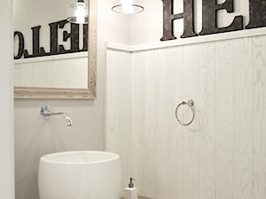 Dom w stylu skandynawskim - Mała bez okna z lustrem łazienka, styl skandynawski - zdjęcie od ALMINAS WNĘTRZA