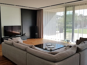 Spokój minimalizmu - Średni czarny szary salon z tarasem / balkonem, styl minimalistyczny - zdjęcie od ALMINAS WNĘTRZA
