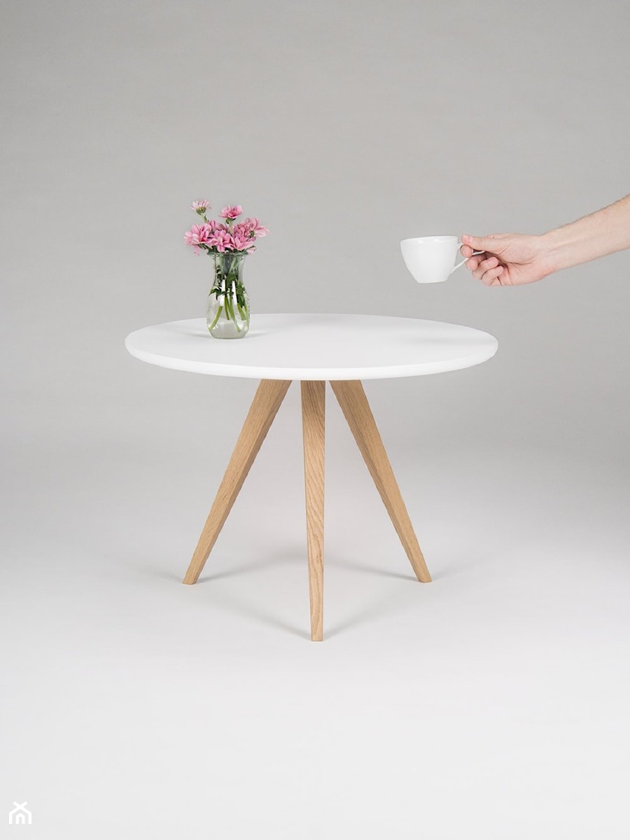 Okrągły, biały stolik kawowy styl skandynawski - zdjęcie od Mo Woodwork