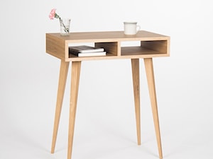 Małe biurko / konsola w stylu skandynawskim - zdjęcie od Mo Woodwork