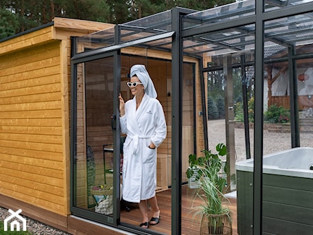 Aranżacje wnętrz - Ogród: Outdoor Concept - sauna i zadaszenie - Bucovers. Przeglądaj, dodawaj i zapisuj najlepsze zdjęcia, pomysły i inspiracje designerskie. W bazie mamy już prawie milion fotografii!