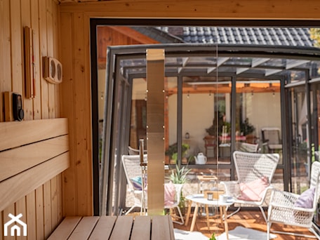 Aranżacje wnętrz - Ogród: Outdoor Concept - sauna i zadaszenie - Bucovers. Przeglądaj, dodawaj i zapisuj najlepsze zdjęcia, pomysły i inspiracje designerskie. W bazie mamy już prawie milion fotografii!