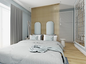 KLASYCZNA ELEGANCJA•sztukateria i cięte lustra - Średnia biała szara sypialnia, styl tradycyjny - zdjęcie od PO.MYSŁ