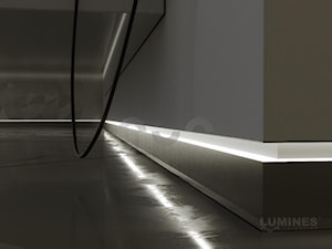 Nowoczesny salon z przypodłogową listwą LED - zdjęcie od Lumines Lighting
