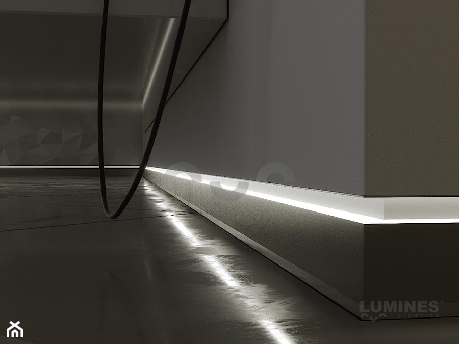 Nowoczesny salon z przypodłogową listwą LED - zdjęcie od Lumines Lighting