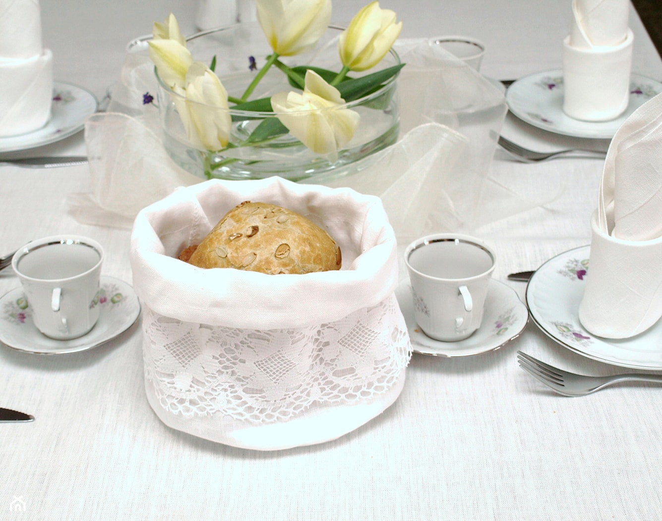 Nakrycie stołu z białego lnu. - zdjęcie od Szykowny Dom - Homebook