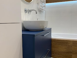 Łazienka z niebieską szafką - zdjęcie od VENO Studio Projektowania Wnętrz
