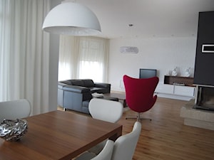 Dom jednorodzinny - Duża czarna szara jadalnia w salonie - zdjęcie od eldevision