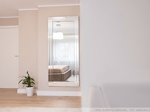 Pomysł na małe i funkcjonalne wnętrze - Średnia beżowa sypialnia - zdjęcie od eldevision