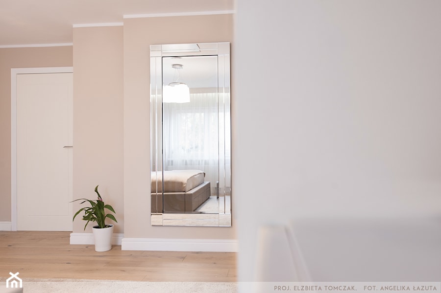 Pomysł na małe i funkcjonalne wnętrze - Średnia beżowa sypialnia - zdjęcie od eldevision