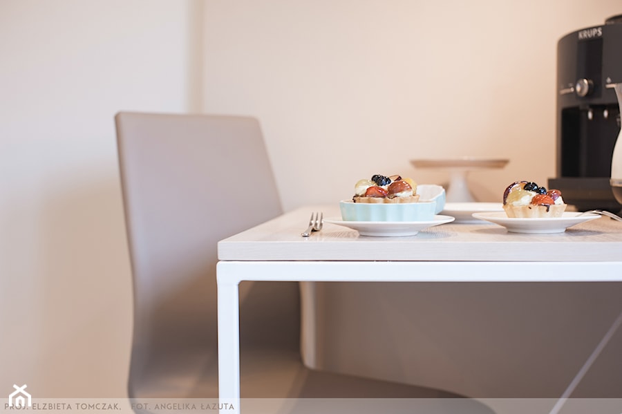 Pomysł na małe i funkcjonalne wnętrze - Mała biała z lodówką wolnostojącą kuchnia - zdjęcie od eldevision