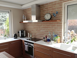 Rozbudowa domu - Mała zamknięta beżowa brązowa z podblatowym zlewozmywakiem kuchnia w kształcie litery l, styl tradycyjny - zdjęcie od eldevision
