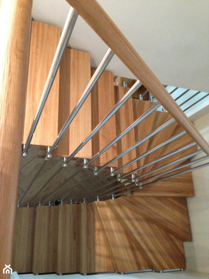 Rozbudowa domu - Schody jednobiegowe zabiegowe kręcone drewniane metalowe - zdjęcie od eldevision - Homebook
