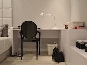 Biały apartament - Małe w osobnym pomieszczeniu z sofą z zabudowanym biurkiem szare biuro - zdjęcie od eldevision
