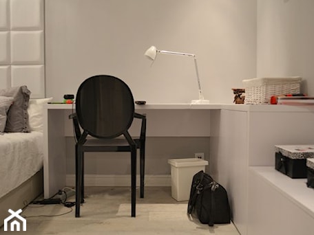 Aranżacje wnętrz - Biuro: Biały apartament - Małe w osobnym pomieszczeniu z sofą z zabudowanym biurkiem szare biuro - eldevision. Przeglądaj, dodawaj i zapisuj najlepsze zdjęcia, pomysły i inspiracje designerskie. W bazie mamy już prawie milion fotografii!