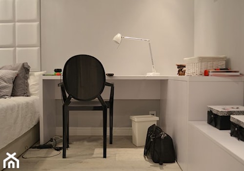 Biały apartament - Małe w osobnym pomieszczeniu z sofą z zabudowanym biurkiem szare biuro - zdjęcie od eldevision