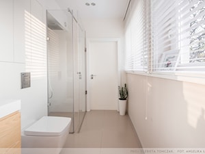 Pomysł na małe i funkcjonalne wnętrze - Średnia łazienka z oknem - zdjęcie od eldevision