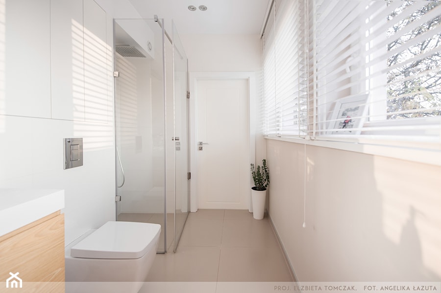 Pomysł na małe i funkcjonalne wnętrze - Średnia łazienka z oknem - zdjęcie od eldevision