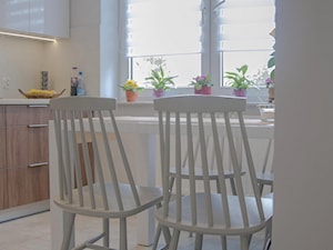 Realizacja domu jednorodzinnego - Mała otwarta z kamiennym blatem biała kuchnia jednorzędowa z oknem, styl nowoczesny - zdjęcie od Projektowanie wnętrz Karolina Rożek