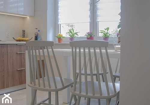 Realizacja domu jednorodzinnego - Mała otwarta z kamiennym blatem biała kuchnia jednorzędowa z oknem, styl nowoczesny - zdjęcie od Projektowanie wnętrz Karolina Rożek
