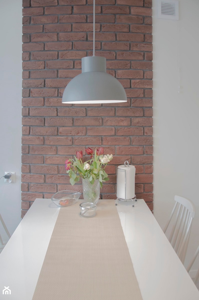 Realizacja domu jednorodzinnego - Mała szara jadalnia w salonie w kuchni jako osobne pomieszczenie, styl nowoczesny - zdjęcie od Projektowanie wnętrz Karolina Rożek