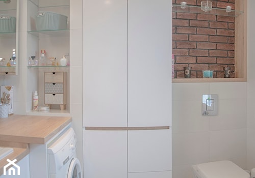 Realizacja domu jednorodzinnego - Mała na poddaszu bez okna z pralką / suszarką z lustrem łazienka, styl nowoczesny - zdjęcie od Projektowanie wnętrz Karolina Rożek