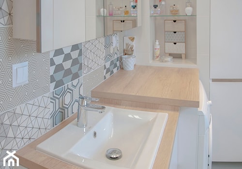 Realizacja domu jednorodzinnego - Mała na poddaszu bez okna z pralką / suszarką z lustrem łazienka, styl nowoczesny - zdjęcie od Projektowanie wnętrz Karolina Rożek
