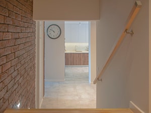 Realizacja domu jednorodzinnego - Mały beżowy hol / przedpokój, styl nowoczesny - zdjęcie od Projektowanie wnętrz Karolina Rożek