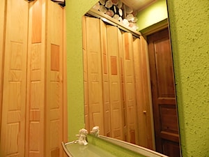 w lustrze odbite drzwi wejściowe, drzwi suwane oddzielające kotłownię - zdjęcie od Joanna Machnowska