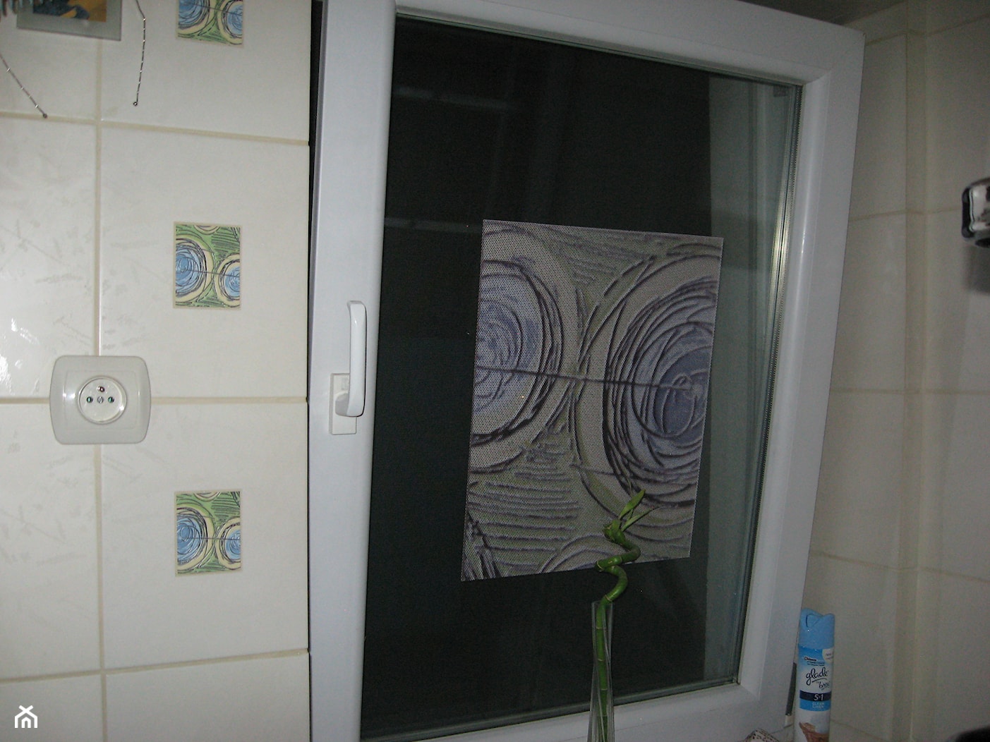 okno z dekorem powtórzonym z płytki - zdjęcie od Joanna Machnowska - Homebook