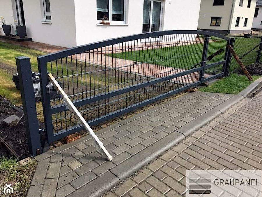 Brama z paneli ogrodzeniowych - zdjęcie od Graupanel - bramy, ogrodzenia i automatyka
