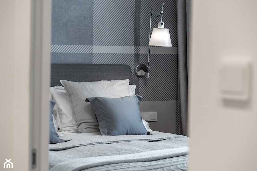 APARTAMENT/GDYNIA REDŁOWO - Mała szara sypialnia, styl skandynawski - zdjęcie od Think White