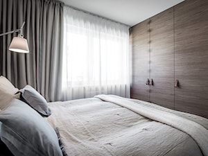 APARTAMENT/GDYNIA REDŁOWO - Mała szara sypialnia, styl skandynawski - zdjęcie od Think White