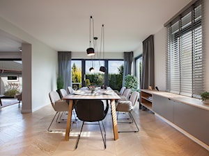 DOM/STAROGARD GDAŃSKI - Duża szara jadalnia jako osobne pomieszczenie, styl minimalistyczny - zdjęcie od Think White