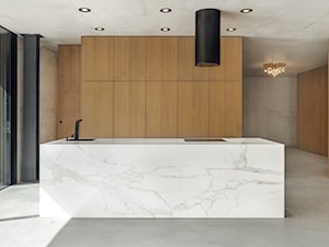 Bardzo nowoczesny dom - Średnia otwarta z salonem szara z zabudowaną lodówką z podblatowym zlewozmywakiem kuchnia dwurzędowa z wyspą lub półwyspem z oknem, styl minimalistyczny - zdjęcie od Studio de.materia
