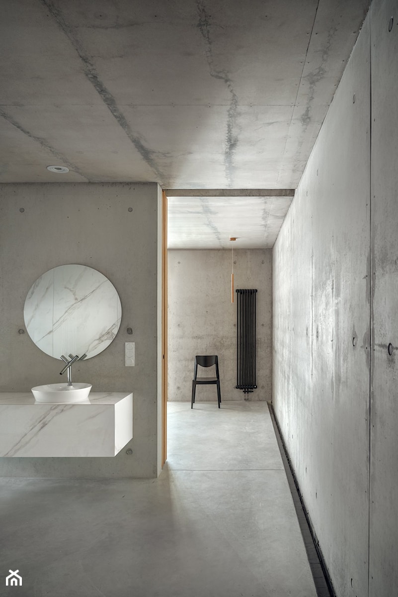 Bardzo nowoczesny dom - Duża bez okna z lustrem z marmurową podłogą z punktowym oświetleniem łazienka, styl minimalistyczny - zdjęcie od Studio de.materia