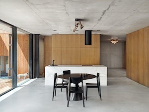 Bardzo nowoczesny dom - Mała otwarta z salonem szara z zabudowaną lodówką kuchnia jednorzędowa z oknem, styl minimalistyczny - zdjęcie od Studio de.materia
