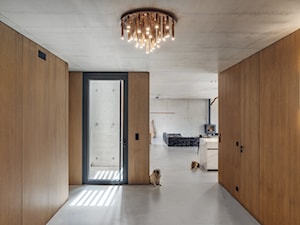 Bardzo nowoczesny dom - Duży szary hol / przedpokój, styl nowoczesny - zdjęcie od Studio de.materia