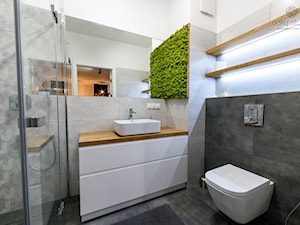 Mieszkanie 69 m2, Gdańsk - Mała czarna łazienka w bloku w domu jednorodzinnym bez okna - zdjęcie od Vzorovo