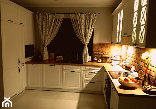 Średnia otwarta beżowa szara z zabudowaną lodówką z podblatowym zlewozmywakiem kuchnia w kształcie litery u z oknem, styl prowansalski - zdjęcie od MartuuSz.