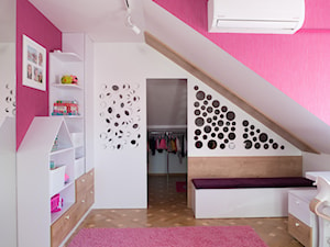 Pokój na poddaszu dla dziewczynek - Średni biały różowy pokój dziecka dla dziecka dla nastolatka dla dziewczynki - zdjęcie od simmon33