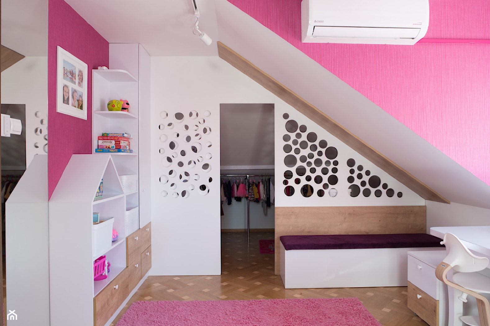 Pokój na poddaszu dla dziewczynek - Średni biały różowy pokój dziecka dla dziecka dla nastolatka dla dziewczynki - zdjęcie od simmon33 - Homebook