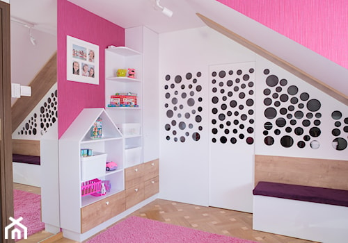 Pokój na poddaszu dla dziewczynek - Mały biały różowy pokój dziecka dla dziecka dla dziewczynki - zdjęcie od simmon33